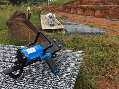 hog rings fastener for adjustable machinery